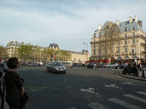  la place Saint-Michel